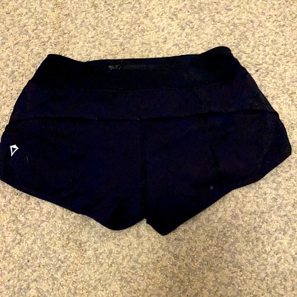 Girls ivivva shorts 2.5" - Picture 2 of 3